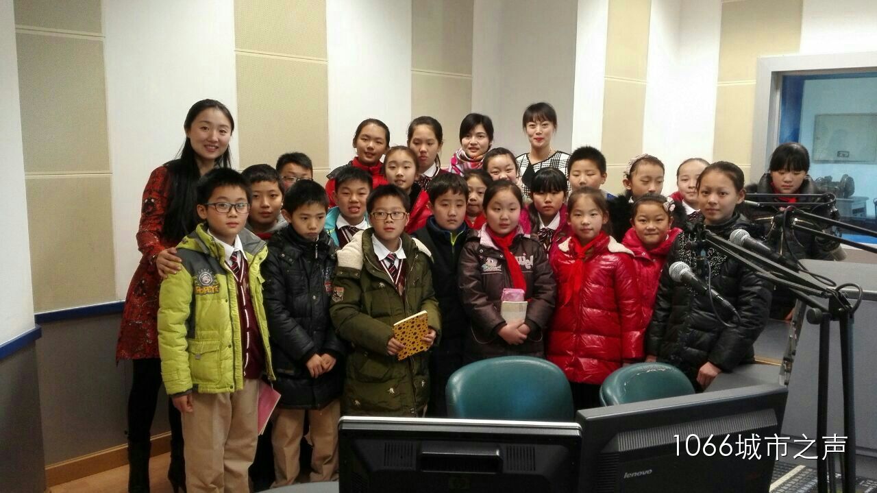 跟電臺(tái)的主持人和老師們的大合影！真是難忘的一天??！