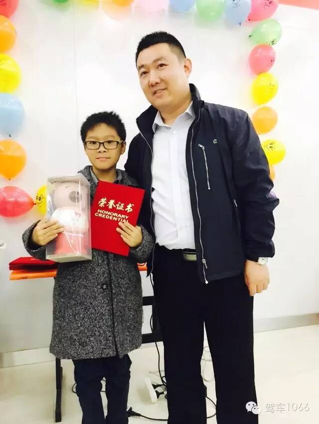 我是小小銀行家，來跟行長合個影哦