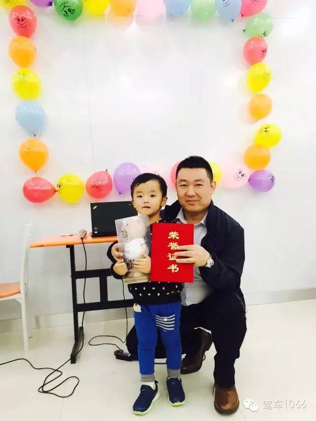 我是小小銀行家，來跟行長合個影哦