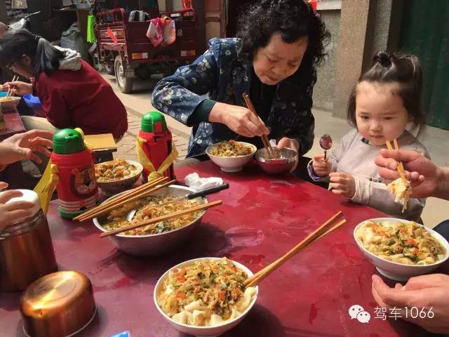 據(jù)說(shuō)手搟面和柴雞蛋更配哦！