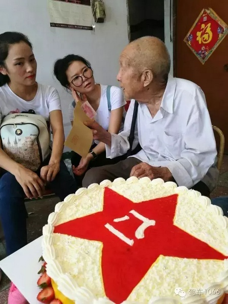 二姐們認(rèn)真聽老兵講抗戰(zhàn)的故事，老人年事已高，記憶都是轟炸！轟炸！轟炸！