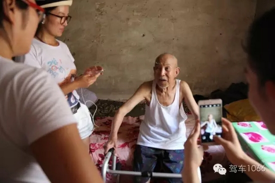 老兵老兵，你的勛章呢，國家給你的那個(gè)？