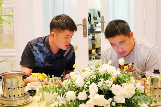 這種熱烈的氣氛，一直延續(xù)到飯桌上