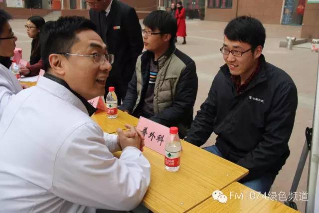 看這位小伙兒，跟我們的醫(yī)生都聊嗨了……