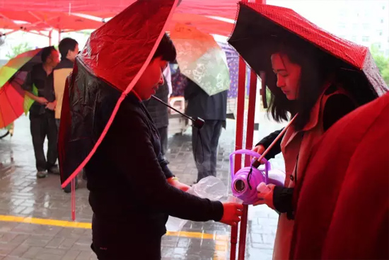 在寒冷的天氣中，為了能讓專家大夫們喝上熱水，紅改主任與柳青不斷的給大家添水。