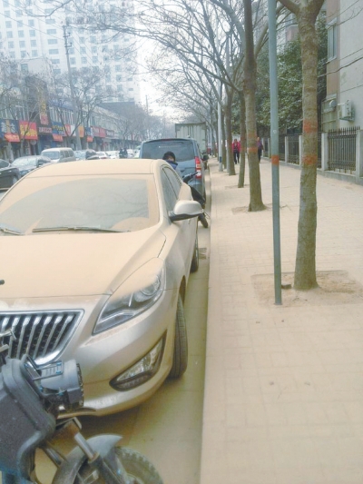 馬路灰頭土臉，停在路邊的車也蒙塵。