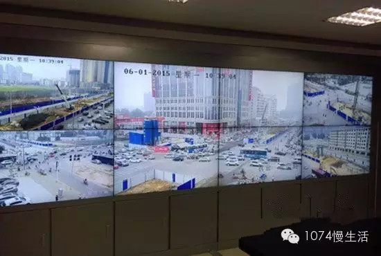 通過監(jiān)控人員操控“電子眼”調(diào)整焦距，可以看到整個(gè)工地全景