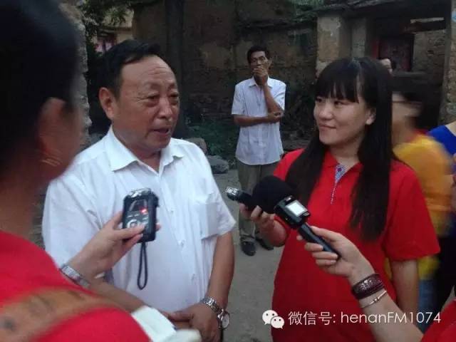 南豐村支書張家正接受記者采訪