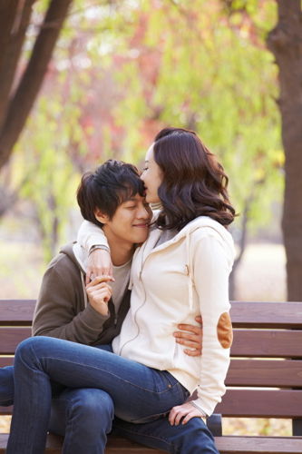 女人的崇拜或同情導(dǎo)致愛(ài)情(圖片來(lái)源:華蓋) 女人的崇拜或同情導(dǎo)致愛(ài)情(圖片來(lái)源:華蓋)