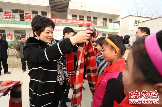 河南電臺(tái)音樂(lè)廣播魅力881的志愿者走進(jìn)濮陽(yáng)市臺(tái)前縣徐嶺東村小學(xué) 河南電臺(tái)音樂(lè)廣播魅力881的志愿者走進(jìn)濮陽(yáng)市臺(tái)前縣徐嶺東村小學(xué)