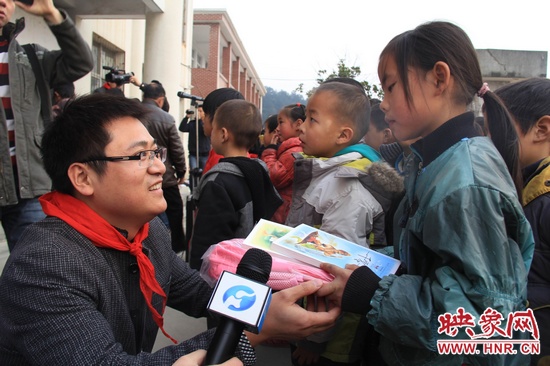 給孩子們送去愛(ài)心物品 給孩子們送去愛(ài)心物品