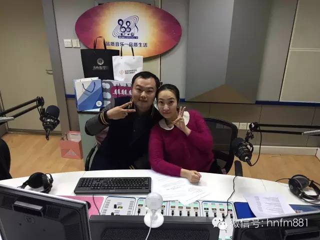 DJ子恒和小糖首先給我們送上祝?？?！