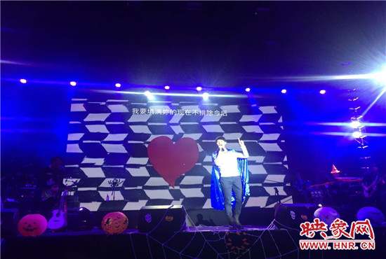 嚴爵及相信音樂旗下其他藝人賣力演出。