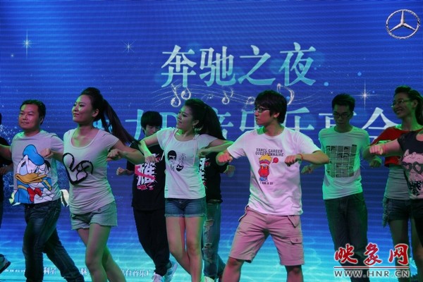 熱情洋溢的開(kāi)場(chǎng)舞，DJ們?nèi)硇耐度? complete=