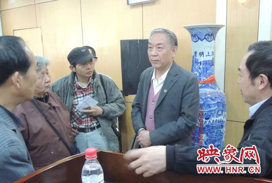 講座結(jié)束后，聽眾向戚建莊提問。