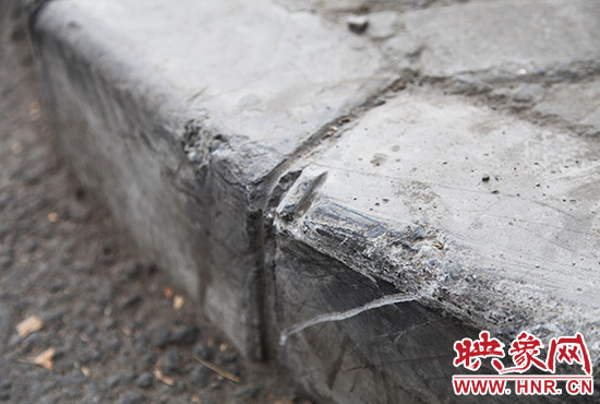 車道邊上的臺(tái)階，滿是電動(dòng)車摔下碰撞的痕跡