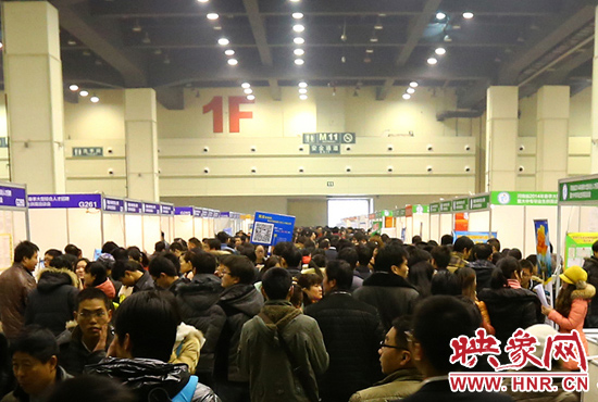 招聘大廳內(nèi)人潮涌動 招聘大廳內(nèi)人潮涌動