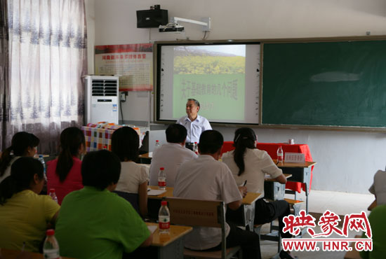40余名教師認(rèn)真聆聽(tīng)講座。
