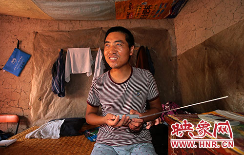 張國敬平時(shí)喜歡聽廣播，特別是各種歌曲節(jié)目。