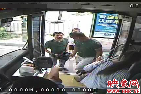 監(jiān)控顯示，竊賊偷女孩手機，公交車長幫忙要回手機。