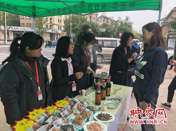 市民在展銷(xiāo)臺(tái)前選購(gòu)商品 市民在展銷(xiāo)臺(tái)前選購(gòu)商品