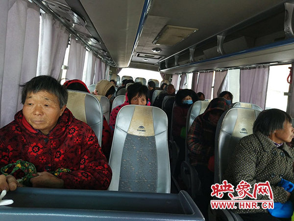 警方調(diào)來車輛，將超載人員轉(zhuǎn)運(yùn)走