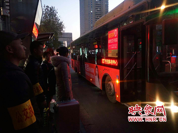 公交站配備的執(zhí)勤人員 公交站配備的執(zhí)勤人員