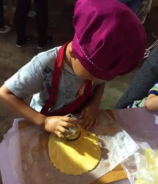 在爸爸媽媽的陪同下，親手制作餅干