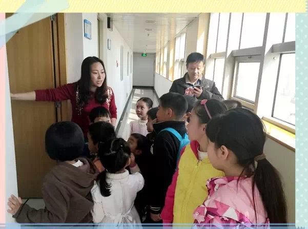 “別擠！”丁蘭姐姐說(shuō)，這里就是電臺(tái)的總控機(jī)房，很重要的地方哦！