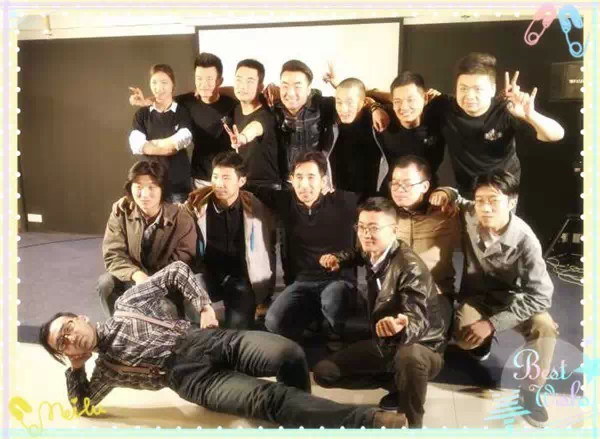 表演結(jié)束，看這哥們兒，為了和演員合影也是蠻拼的！