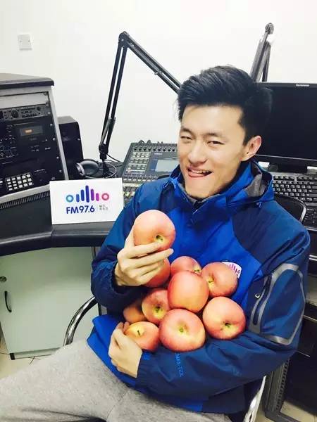 要不你跟我一身裸吧？來嘛來嘛……