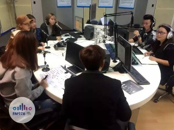 正式直播的時(shí)候，美少女們都非常認(rèn)真哦！