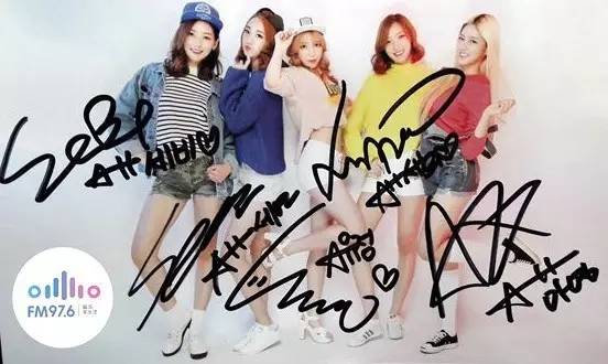 哎呦不錯(cuò)哦！路飛收到美女們的簽名照，到底中意哪一位呢？