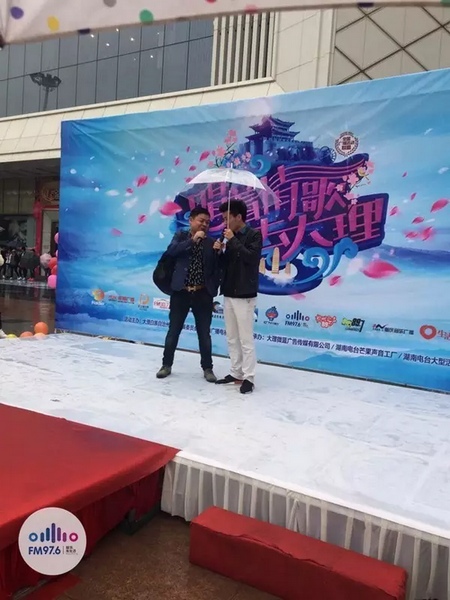 這位男士向遠(yuǎn)在家鄉(xiāng)的妻子隔空表白，勇氣真是大大的，您對(duì)妻子的愛，已經(jīng)超越萬(wàn)水千山。