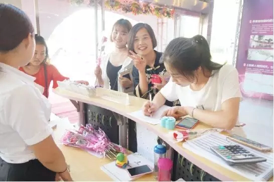 到場嘉賓均獲得巧克力一盒，女士另外還獲得獲得玫瑰花一支。