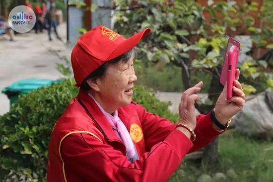 爺爺奶奶叔叔阿姨被盛運(yùn)莊園的景致吸引，紛紛拍照留影