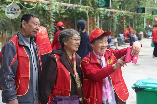 爺爺奶奶叔叔阿姨被盛運(yùn)莊園的景致吸引，紛紛拍照留影