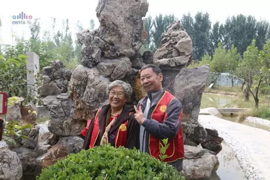 爺爺奶奶叔叔阿姨被盛運(yùn)莊園的景致吸引，紛紛拍照留影