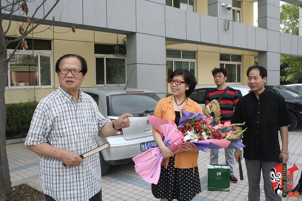  左起：著名豫劇表演藝術(shù)家賈庭聚、河南電臺(tái)戲曲廣播總監(jiān)木子、唐派再傳弟子郭志成等待看望馬云玲女士