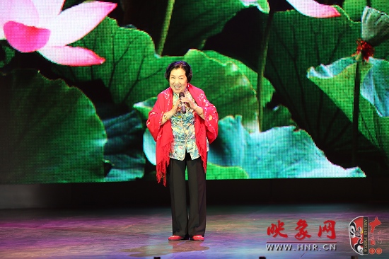 著名越調(diào)表演藝術(shù)家、越調(diào)皇后毛愛蓮演唱《白奶奶醉酒》選段“好一個俊俏的趙鳳英”