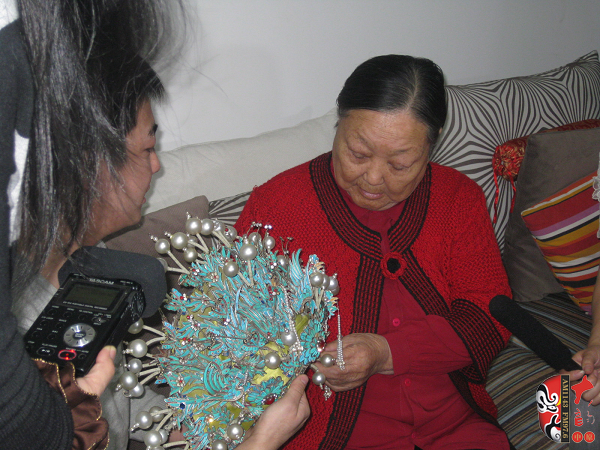 又看到梅蘭芳送給自己的鳳冠，老太太很激動(dòng)