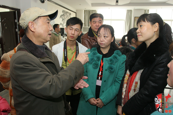 03著名黃梅戲表演藝術(shù)家、有“小董永”之稱的夏承平進入比賽現(xiàn)場就被黃梅戲粉絲圍觀