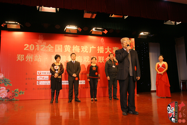 選手五人一組上臺表演，臺上為第一組選手