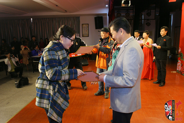 河南電臺戲曲廣播副總監(jiān)張彤、安徽戲曲廣播副總監(jiān)汪源、陜西戲曲廣播資深音樂編輯焦詠為晉級選手頒發(fā)晉級牌