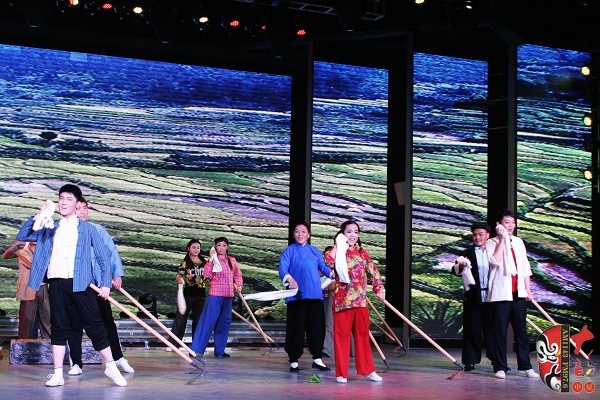 群眾勞動(dòng)場(chǎng)面，劇中演員包含票友、專業(yè)演員、戲迷