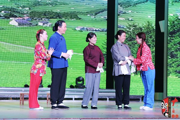 著名戲曲節(jié)目主持人、河南電臺(tái)戲曲廣播當(dāng)家小生月陽（左二）反串飾演二大娘