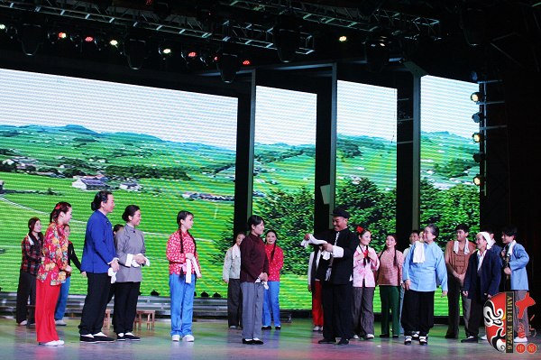 眾鄉(xiāng)親場(chǎng)面——包含河南電臺(tái)戲曲廣播主持人，專業(yè)戲曲演員、戲曲票友，河南電臺(tái)戲曲廣播聽眾