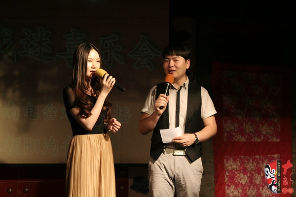 主持人：河南電臺戲曲廣播《越學越開心》主持人張琳，著名戲曲節(jié)目主持人、戲曲廣播當家小生月陽