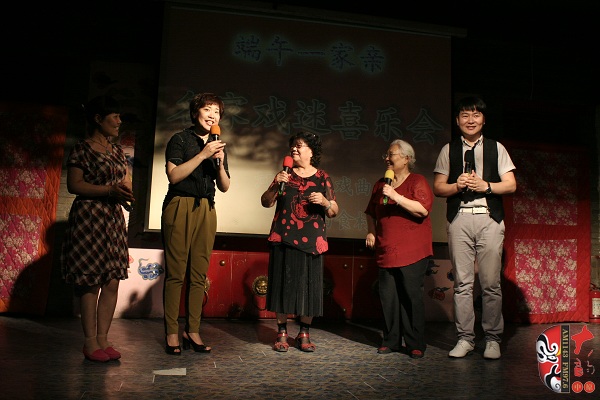 戲曲廣播總監(jiān)木子、豫劇表演藝術(shù)家楊華瑞、高潔、戲曲廣播當家小生月陽、票友張華合作表演《朝陽溝》選段