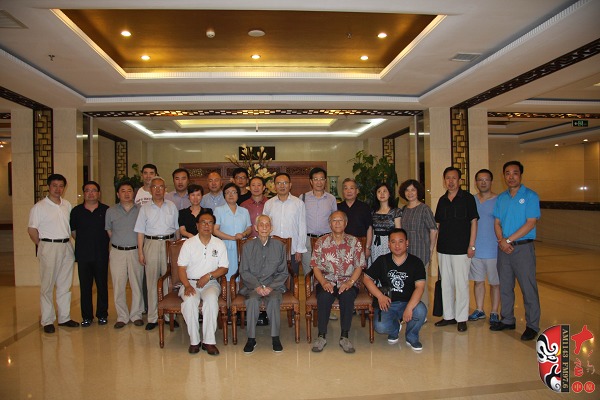 河南電臺戲曲廣播特派記者趙坤與參加研討會(huì)的學(xué)者和藝術(shù)家合影